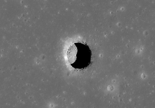 НАСА обнаружило на Луне затененные участки, где постоянно поддерживается температура 17 C°